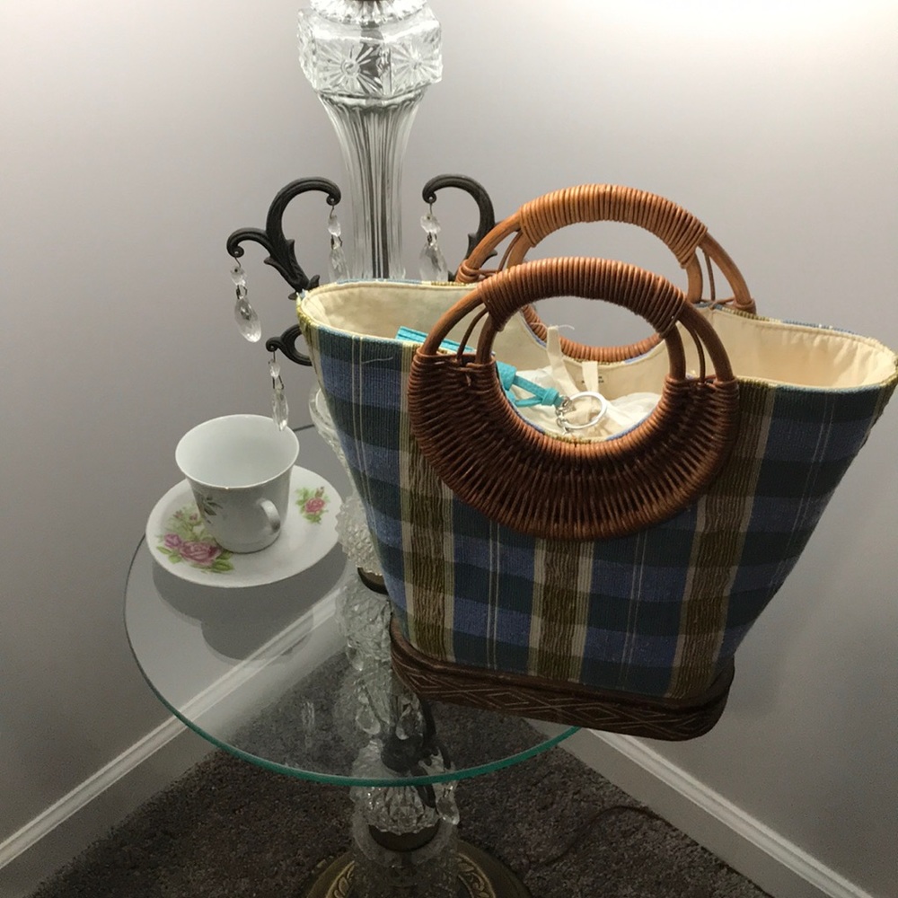 👛REPOSH .....Plaid Tote /W wood handle and base👛